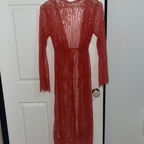 Long laced gown - Picture 2 of 2